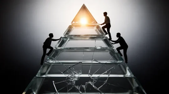 Entrepreneurs contemplant une pyramide de verre représentant les défis de la création de startup