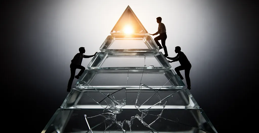 Entrepreneurs contemplant une pyramide de verre représentant les défis de la création de startup